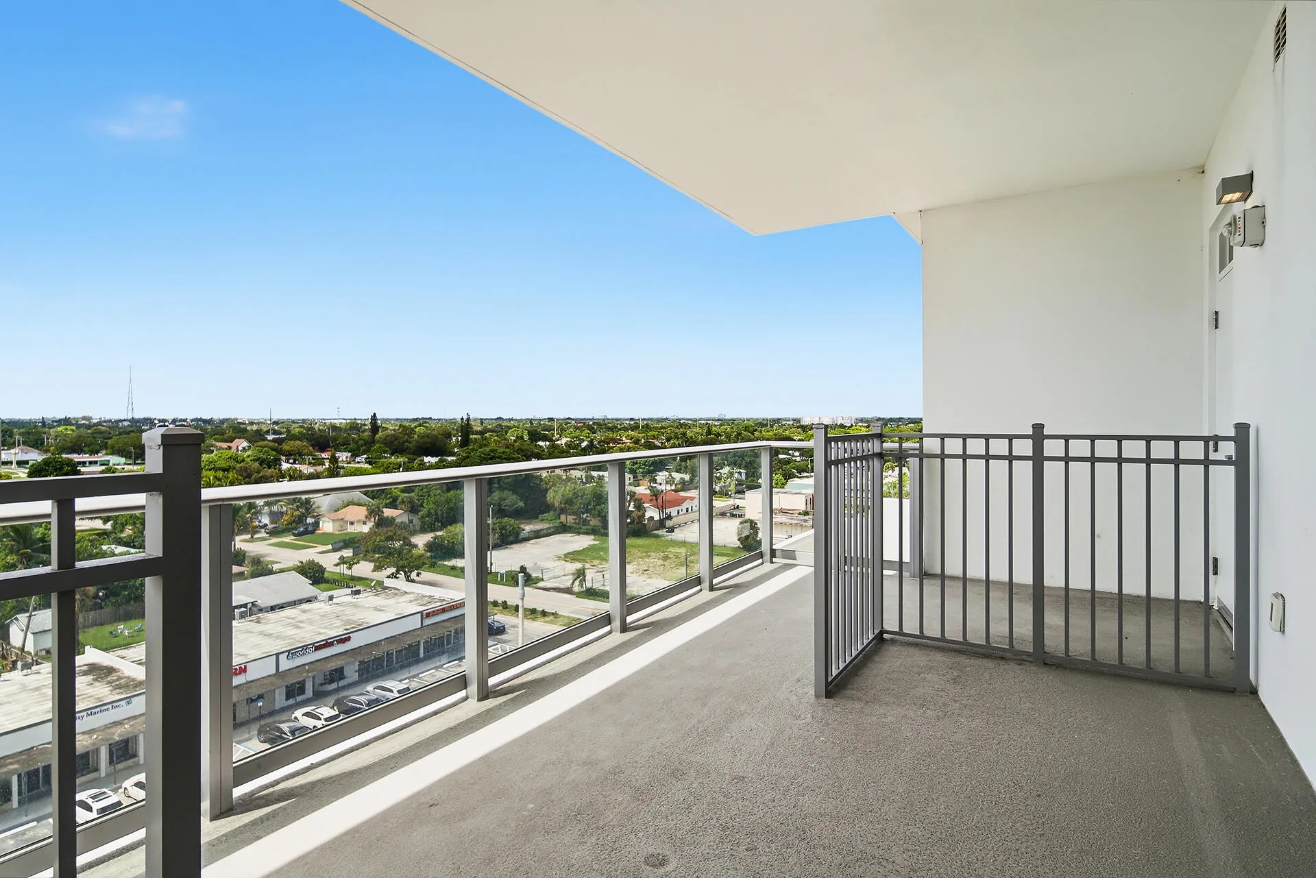 220-LAKESHORE-DRIVE-804-33403-039