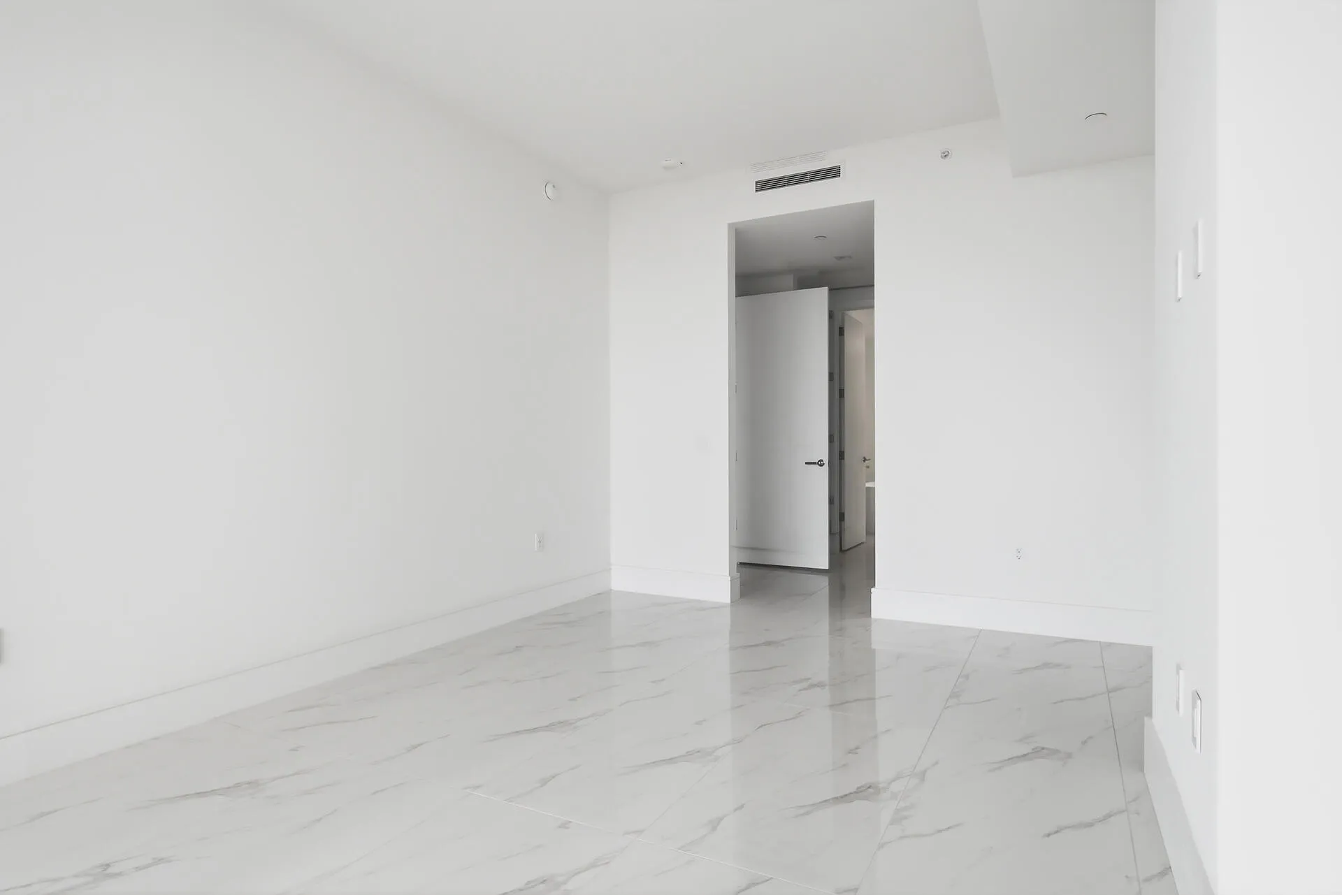 220-LAKESHORE-DRIVE-804-33403-009