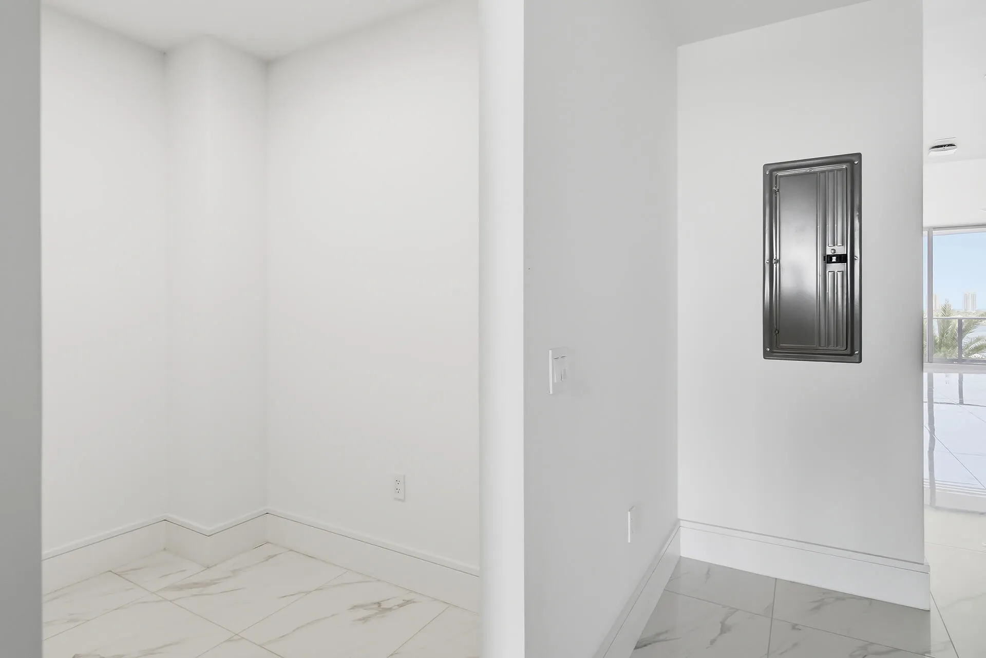 220-LAKESHORE-DRIVE-804-33403-031