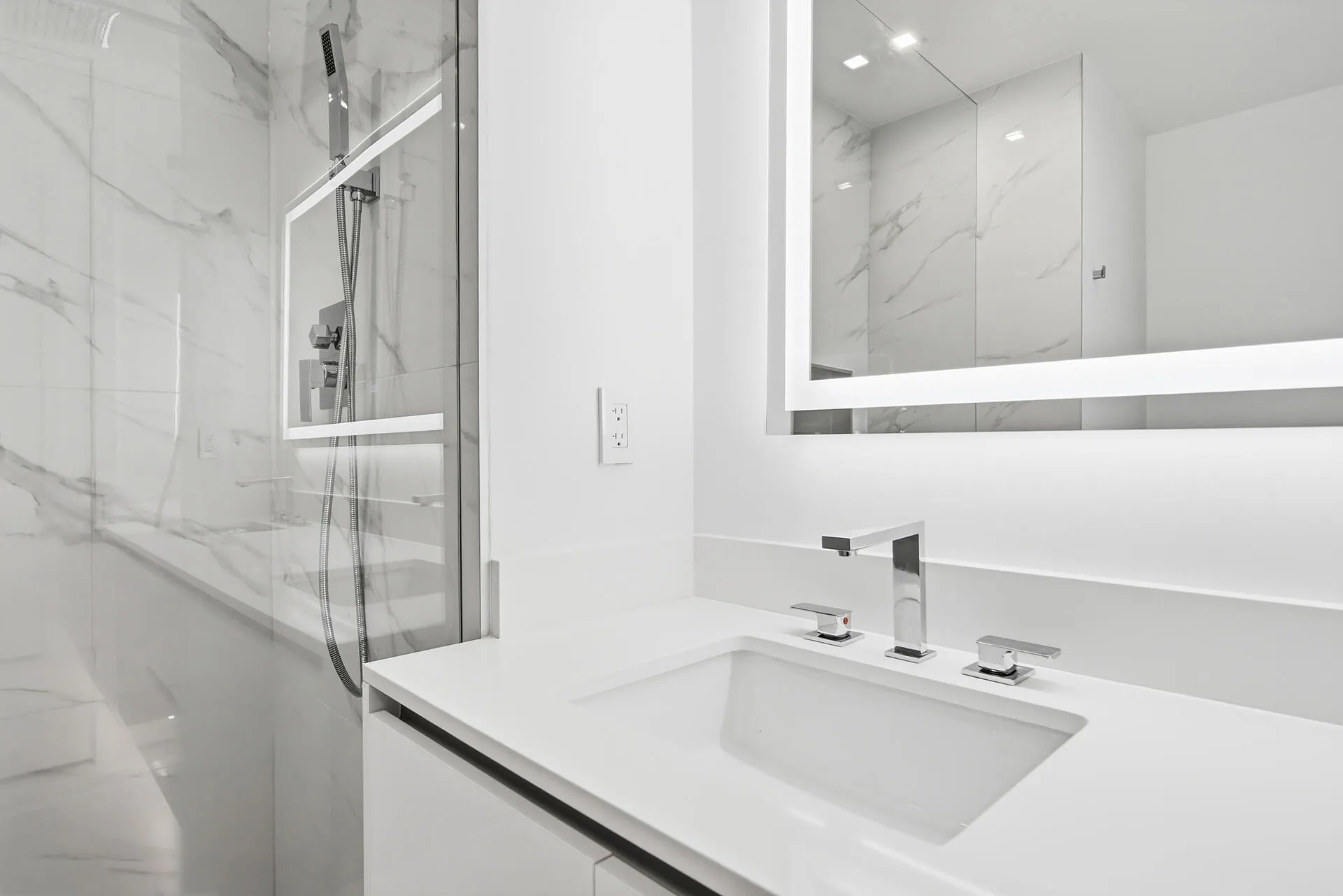 220-LAKESHORE-DRIVE-804-33403-013