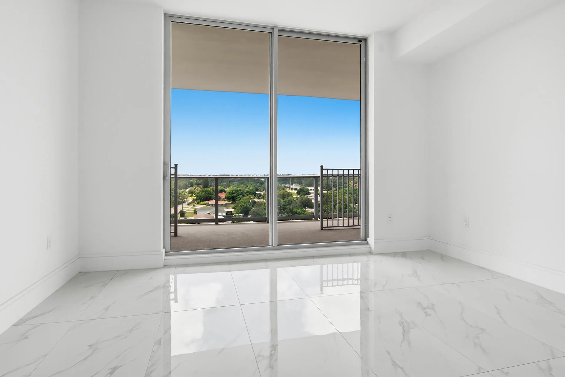 220-LAKESHORE-DRIVE-804-33403-034
