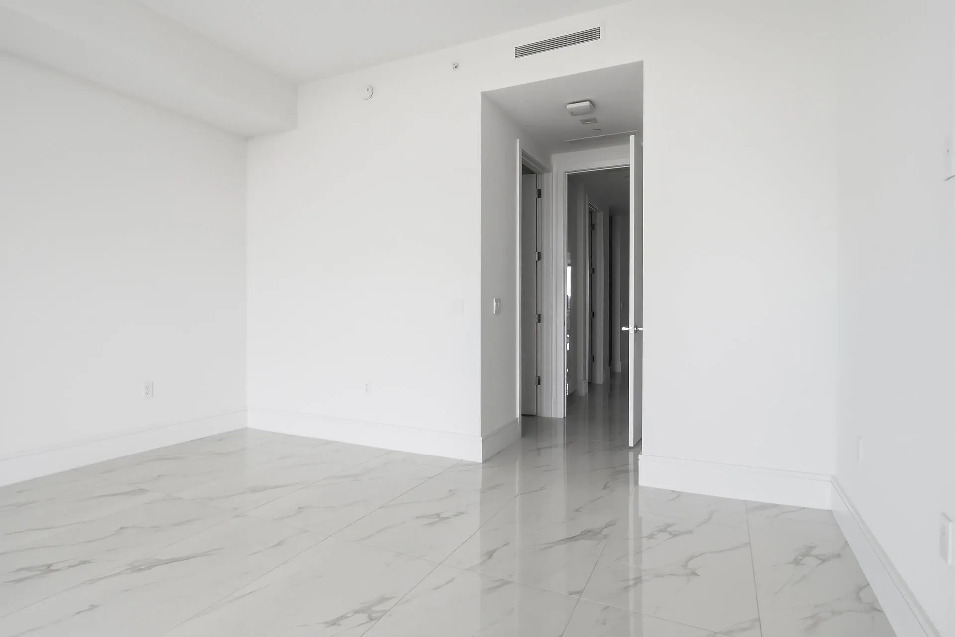 220-LAKESHORE-DRIVE-804-33403-036