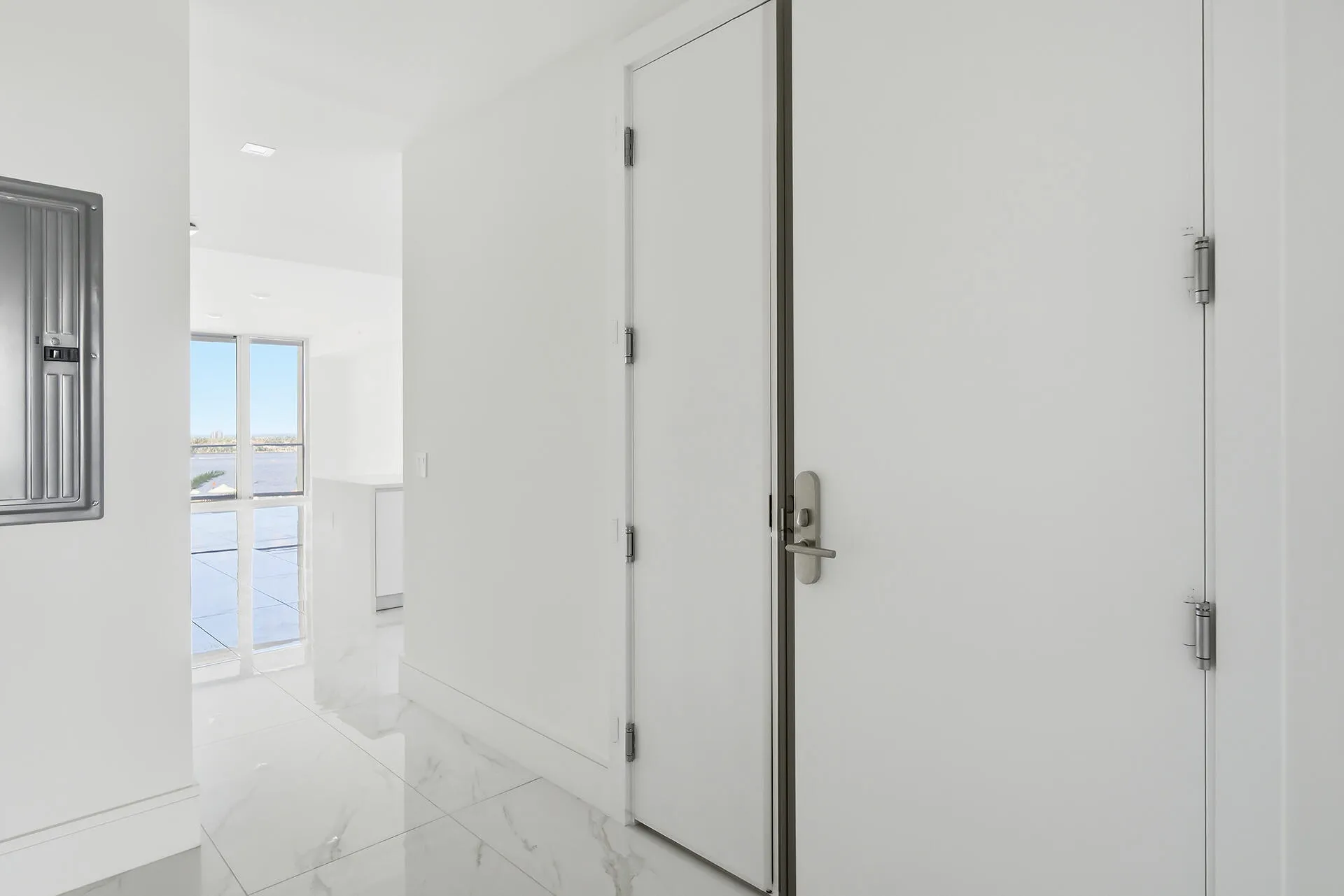 220-LAKESHORE-DRIVE-804-33403-032