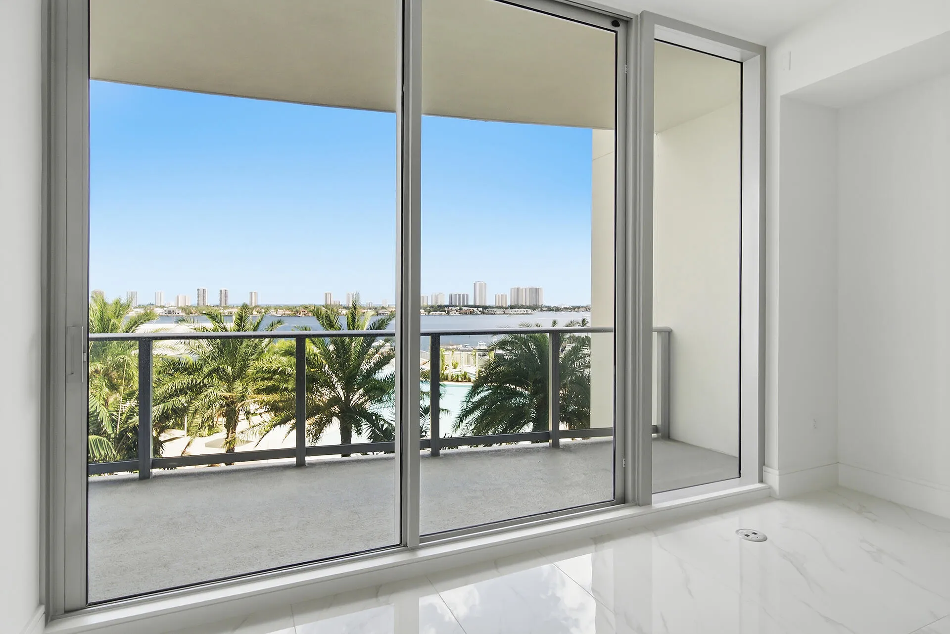 220-LAKESHORE-DRIVE-804-33403-003