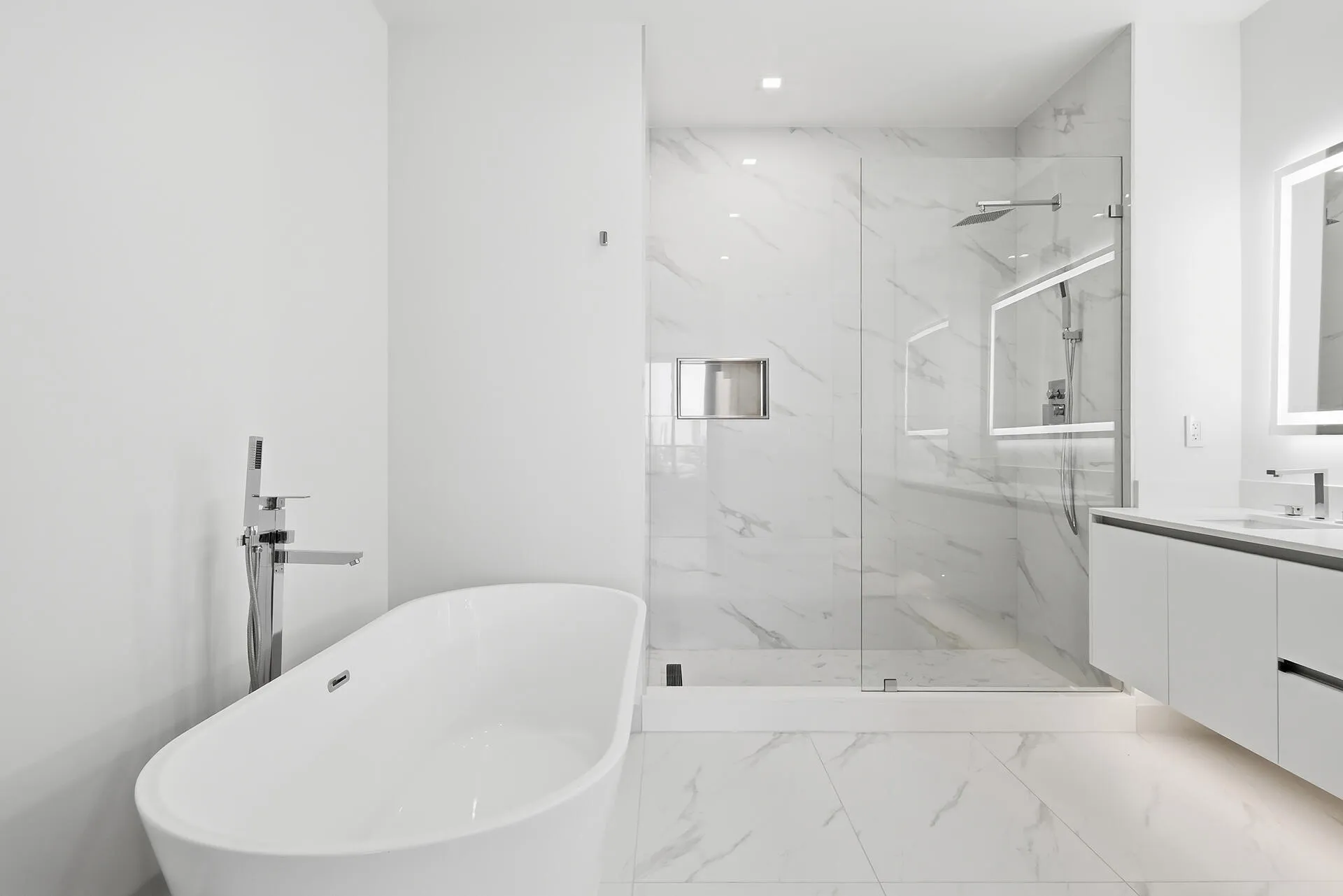 220-LAKESHORE-DRIVE-804-33403-016