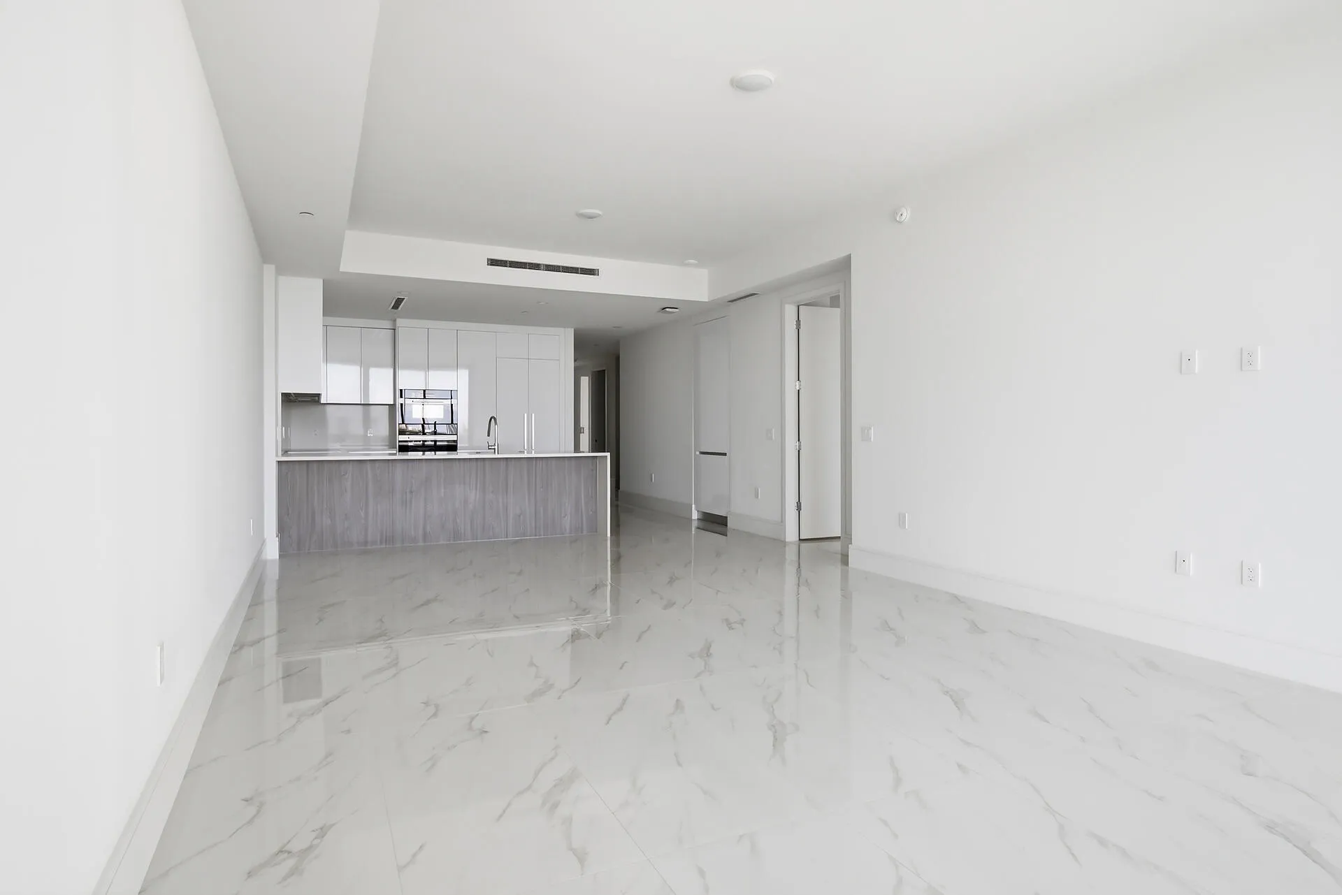 220-LAKESHORE-DRIVE-804-33403-004
