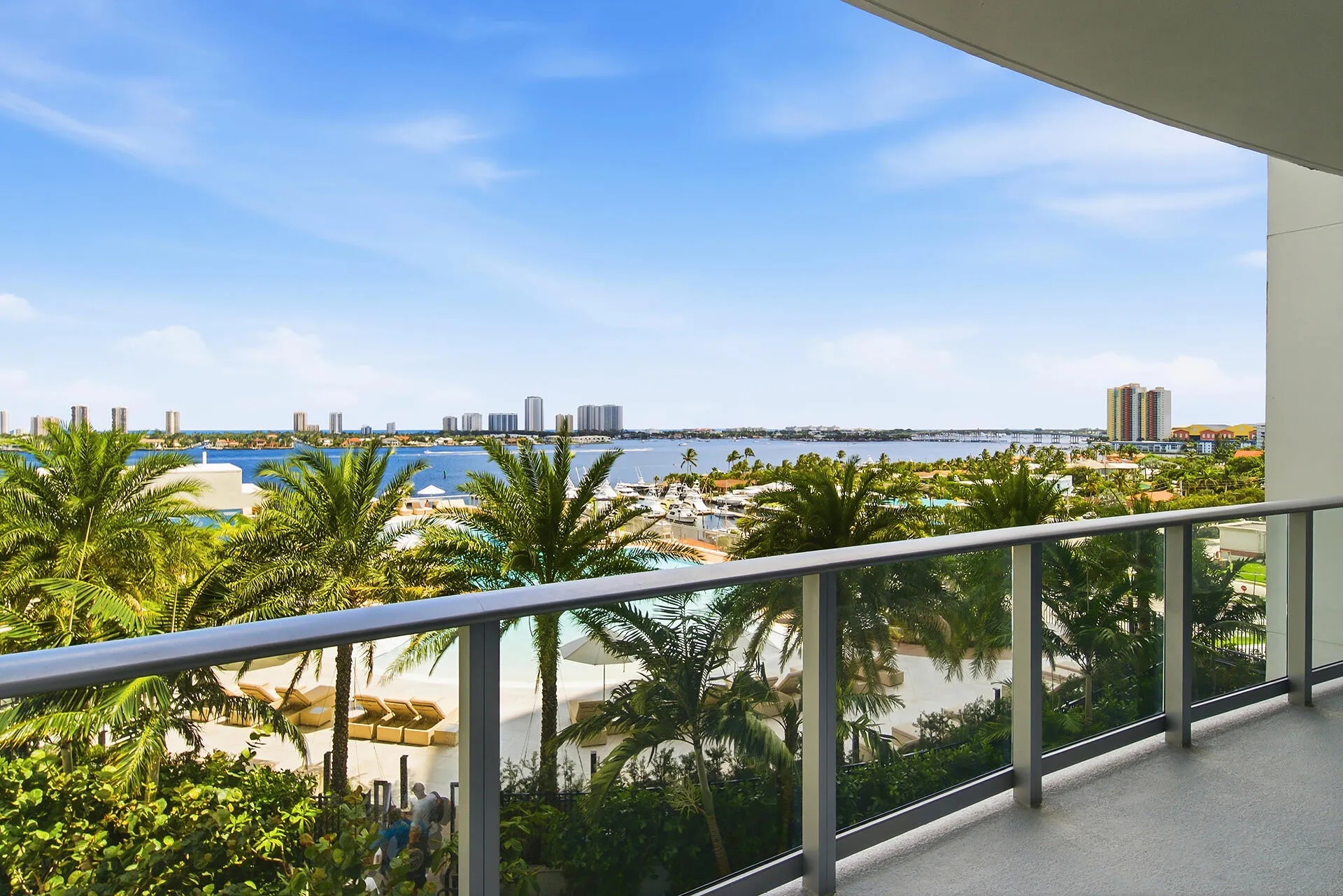 220-LAKESHORE-DRIVE-804-33403-027