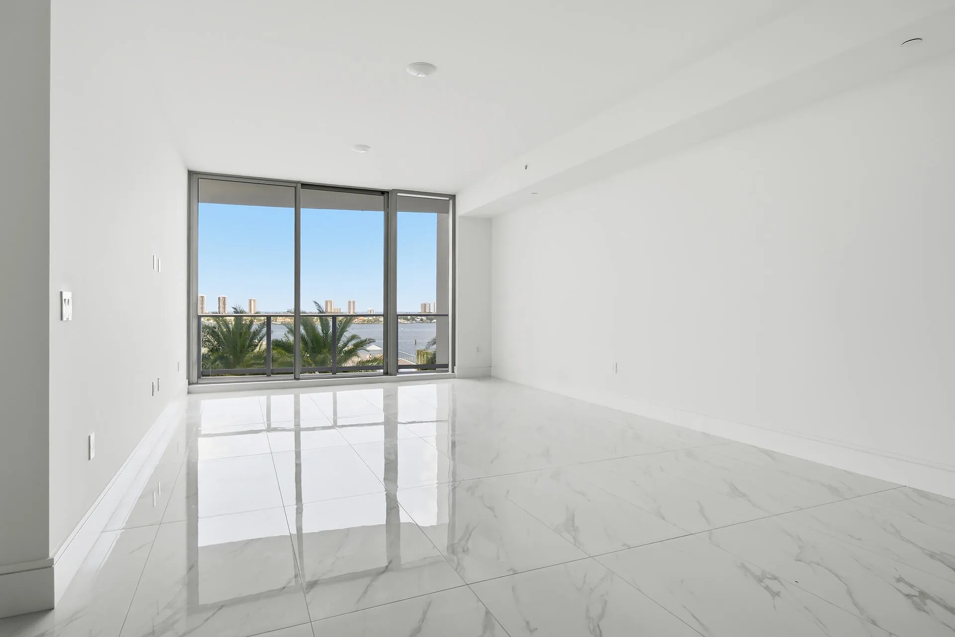 220-LAKESHORE-DRIVE-804-33403-002