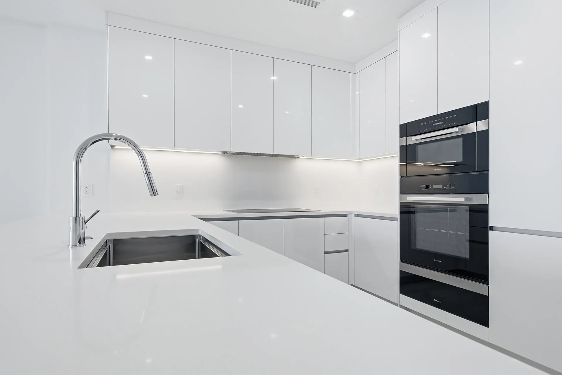 220-LAKESHORE-DRIVE-804-33403-019