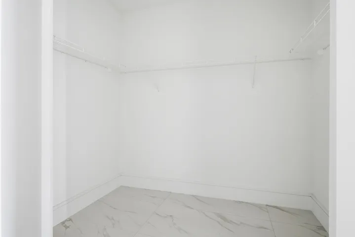 220-LAKESHORE-DRIVE-804-33403-011