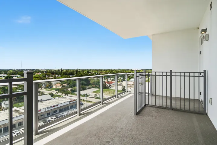 220-LAKESHORE-DRIVE-804-33403-039