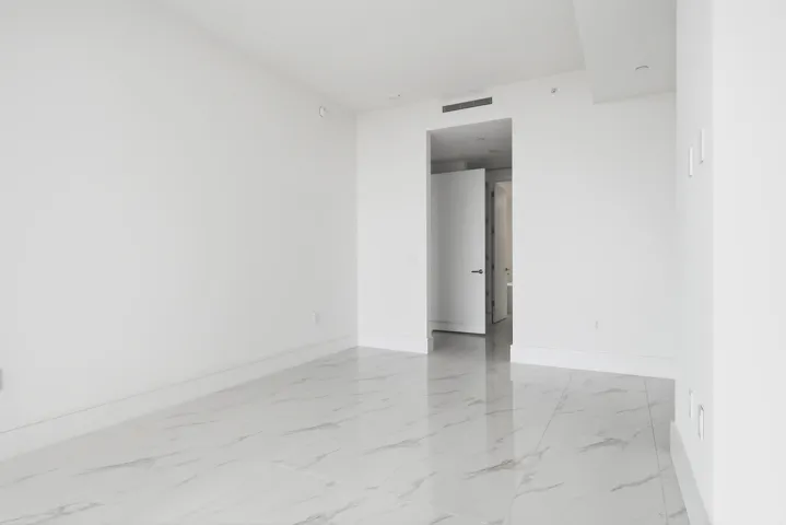 220-LAKESHORE-DRIVE-804-33403-009