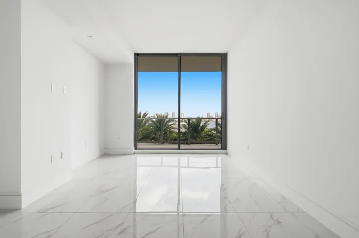 220-LAKESHORE-DRIVE-804-33403-006