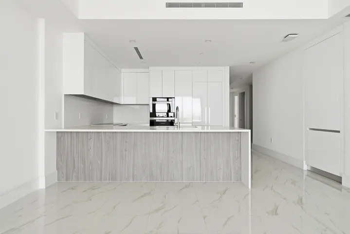 220-LAKESHORE-DRIVE-804-33403-024