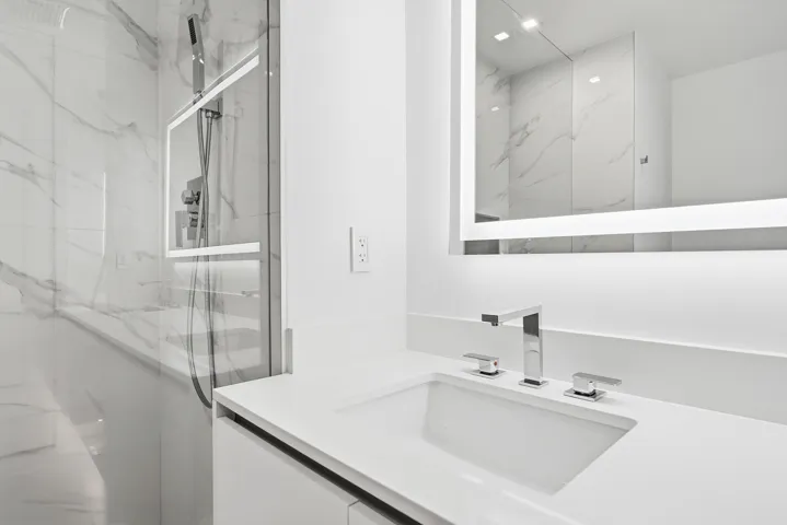 220-LAKESHORE-DRIVE-804-33403-013