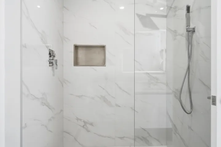 220-LAKESHORE-DRIVE-804-33403-038