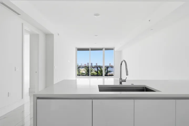 220-LAKESHORE-DRIVE-804-33403-022