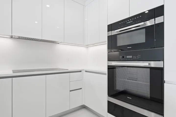220-LAKESHORE-DRIVE-804-33403-020