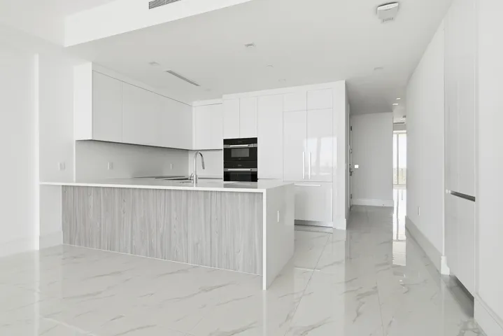 220-LAKESHORE-DRIVE-804-33403-023