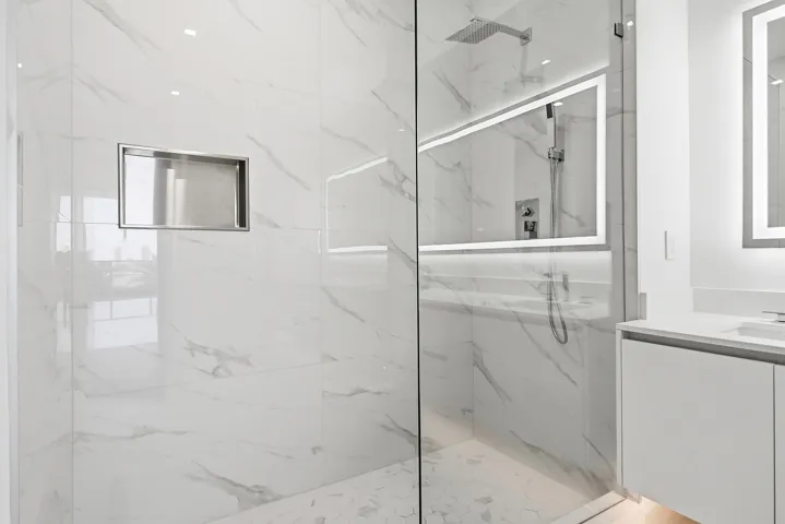 220-LAKESHORE-DRIVE-804-33403-015