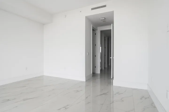 220-LAKESHORE-DRIVE-804-33403-036