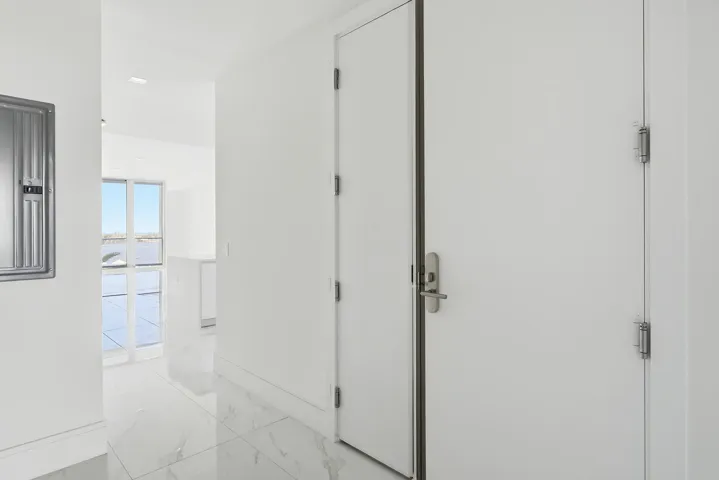 220-LAKESHORE-DRIVE-804-33403-032