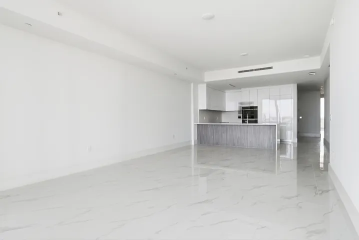 220-LAKESHORE-DRIVE-804-33403-005
