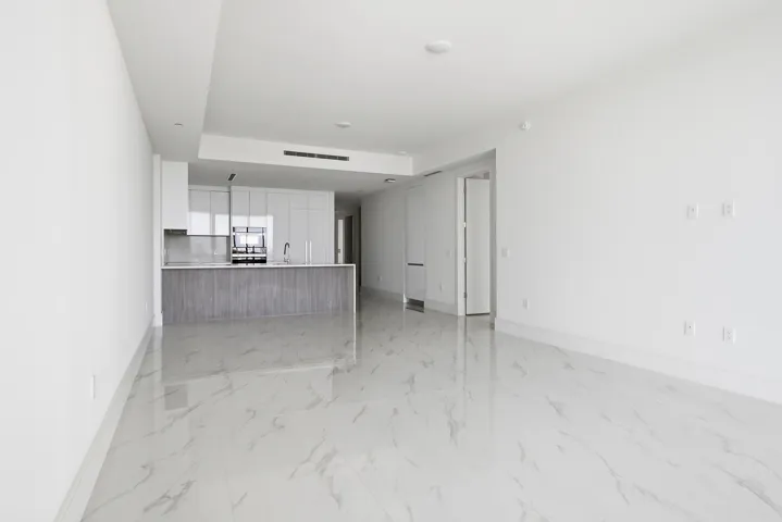 220-LAKESHORE-DRIVE-804-33403-004