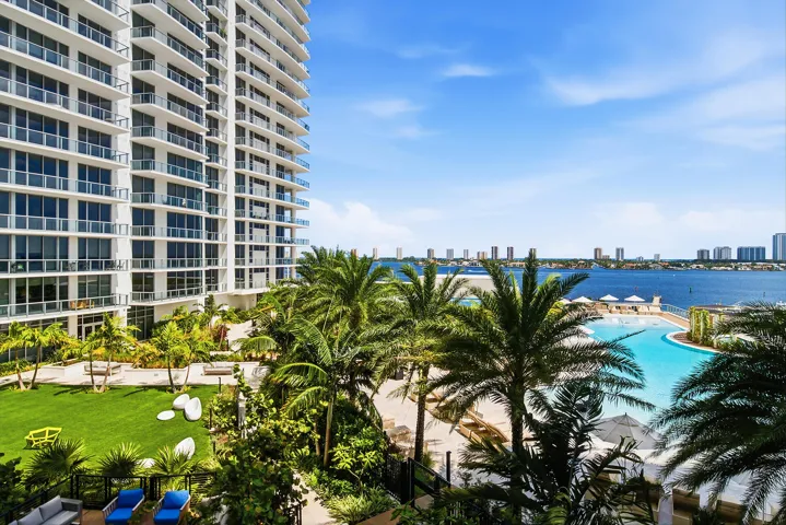 220-LAKESHORE-DRIVE-804-33403-029
