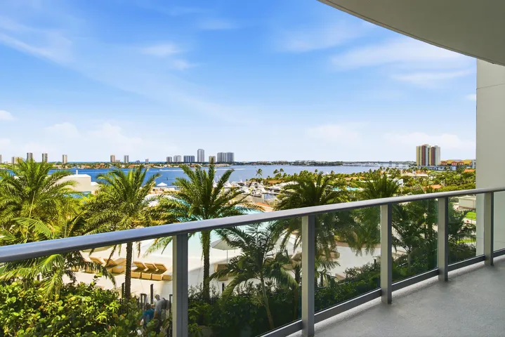 220-LAKESHORE-DRIVE-804-33403-027