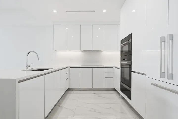 220-LAKESHORE-DRIVE-804-33403-018