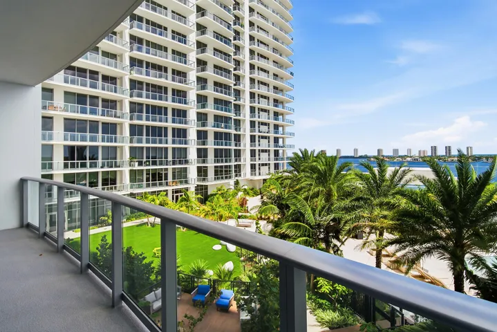220-LAKESHORE-DRIVE-804-33403-026