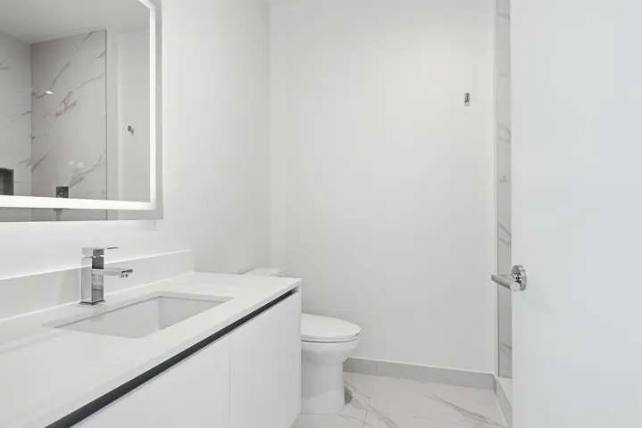 220-LAKESHORE-DRIVE-804-33403-037
