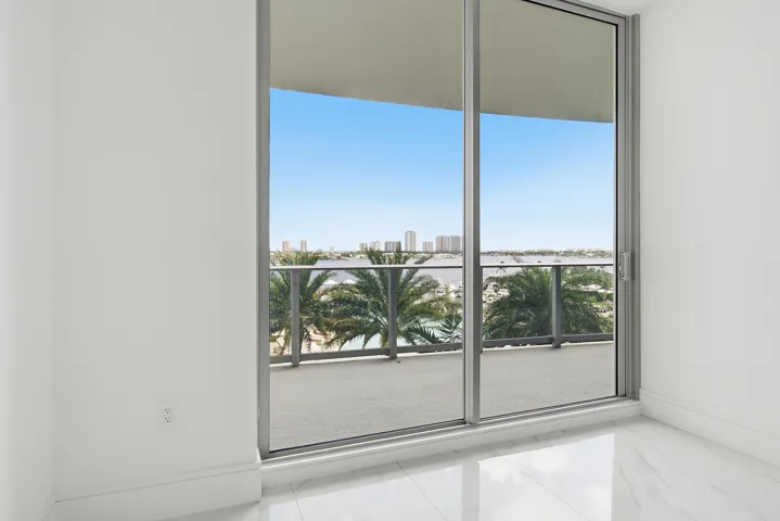 220-LAKESHORE-DRIVE-804-33403-008