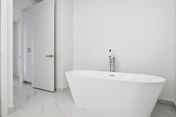 220-LAKESHORE-DRIVE-804-33403-014