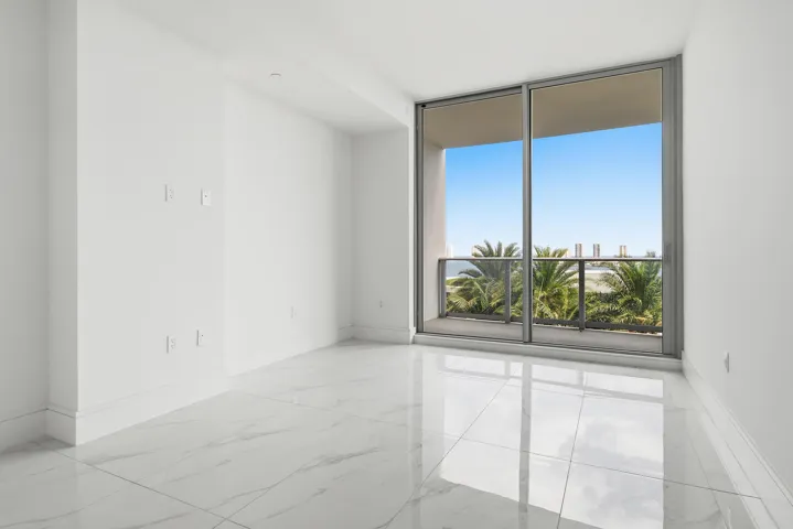 220-LAKESHORE-DRIVE-804-33403-007