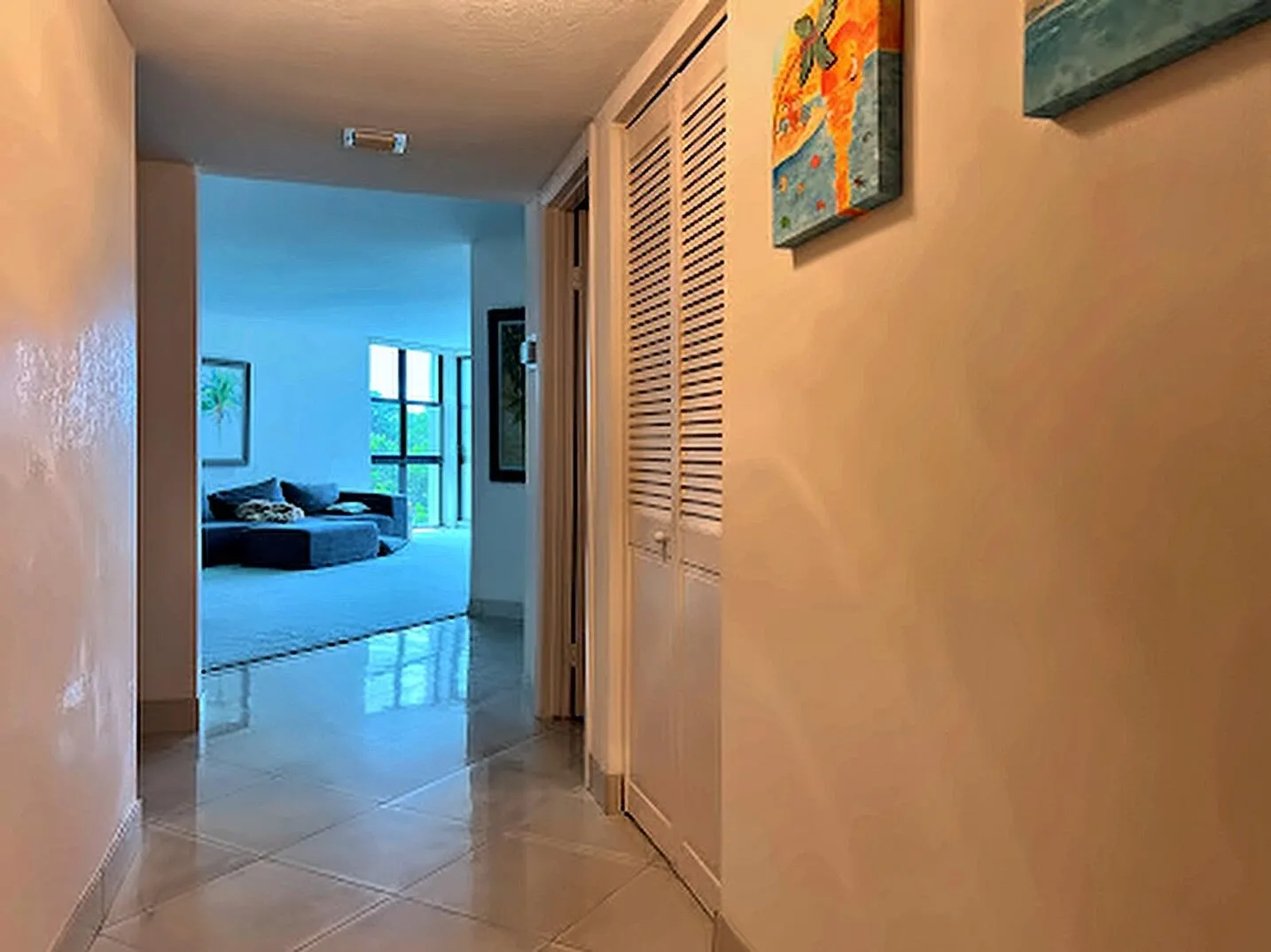 26-unit-entry-hall