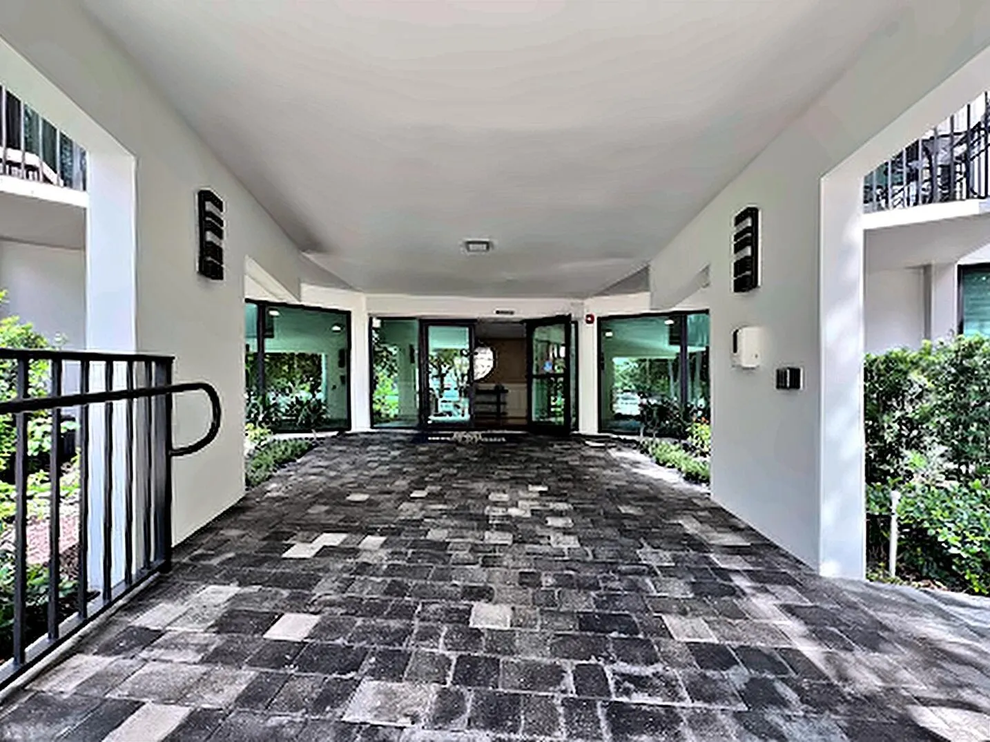 16-entry-breezeway