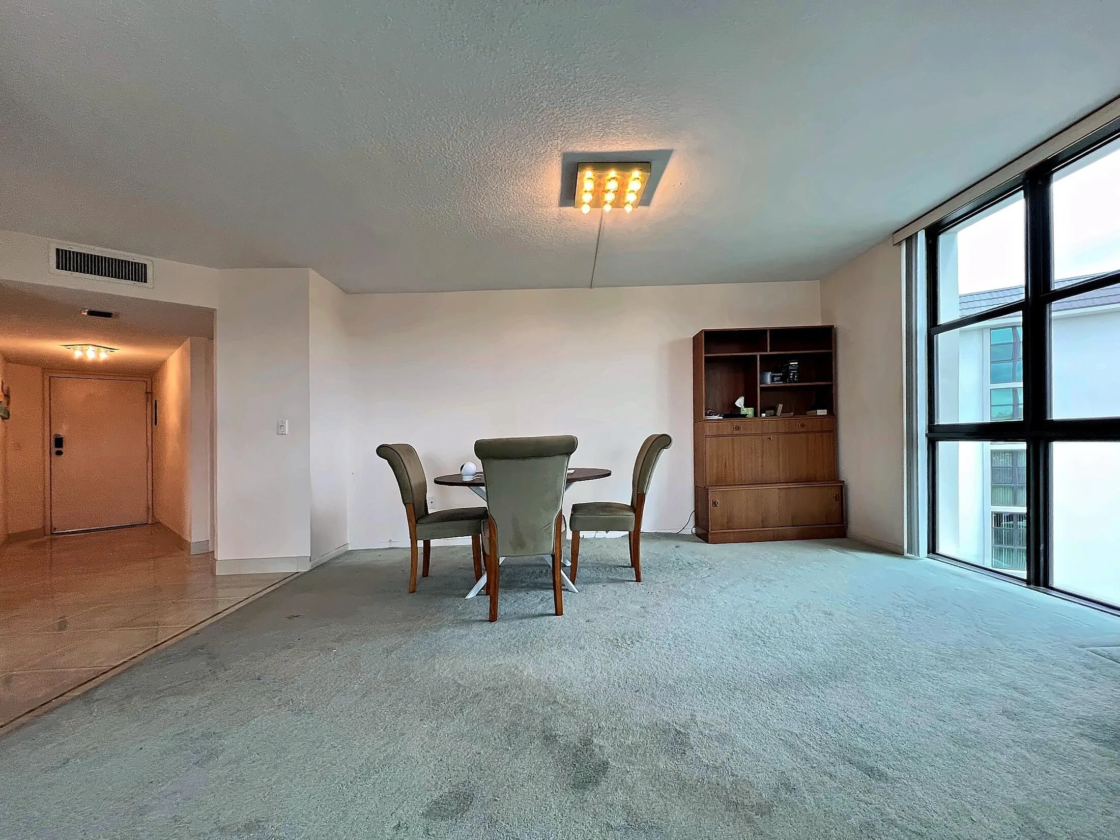 34-unit-dining-area