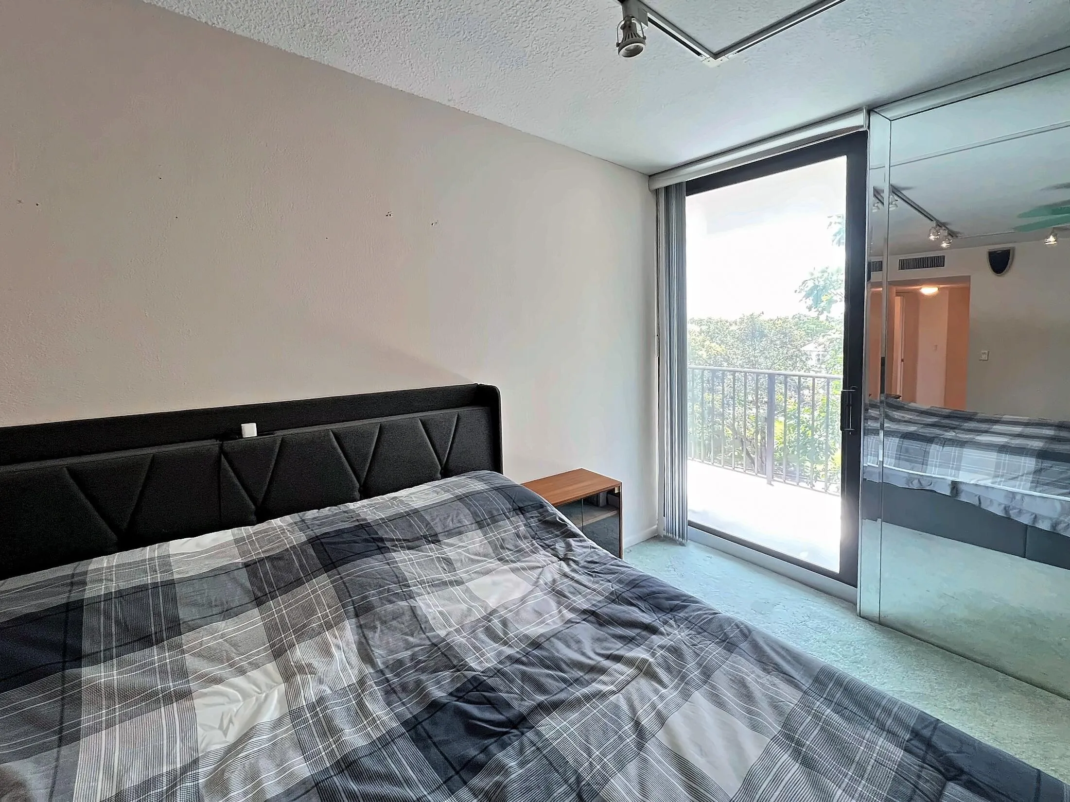 50-bedroom-balcony-door