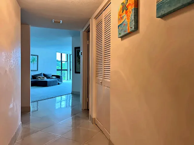 26-unit-entry-hall