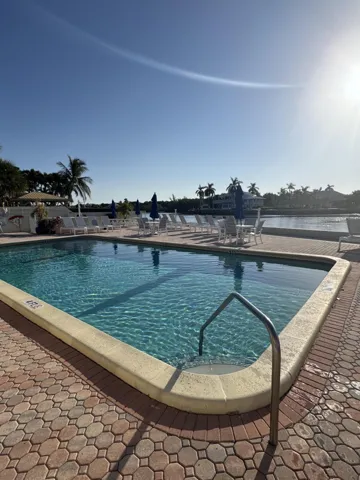 Pool deck directly on ICW