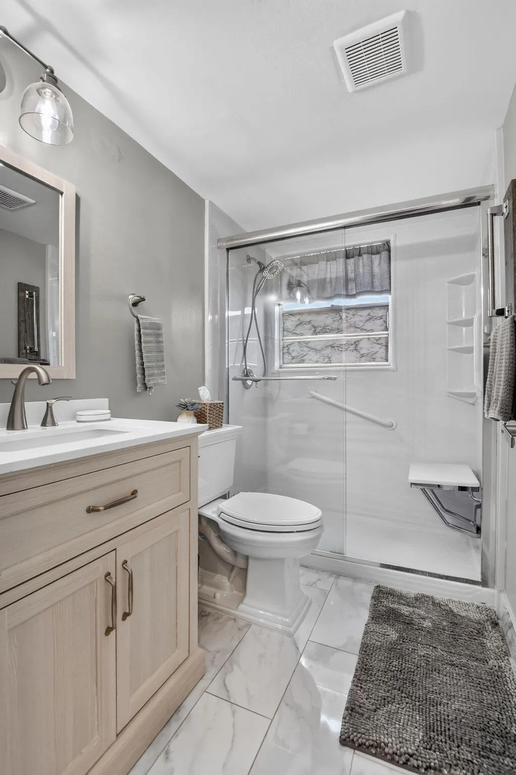 Main Bathroom w/Shower