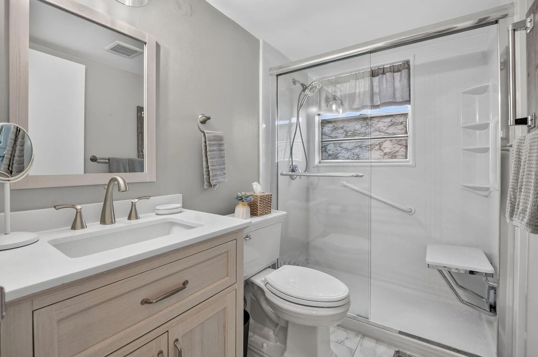 Main Bathroom w/Shower