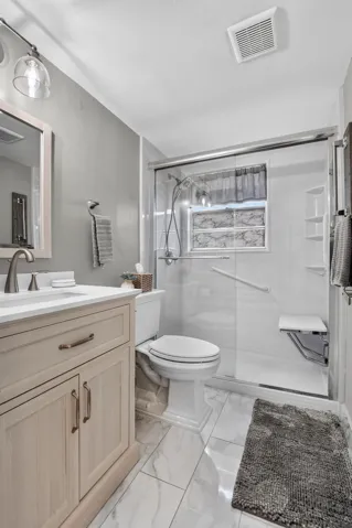 Main Bathroom w/Shower