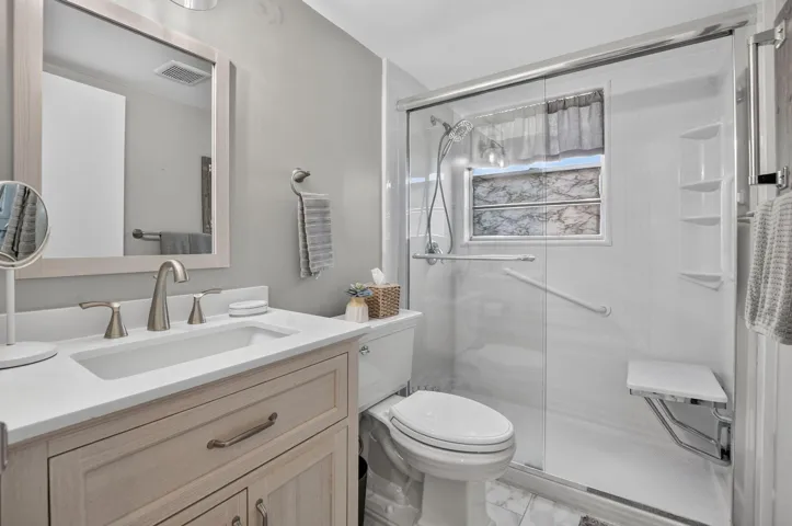 Main Bathroom w/Shower