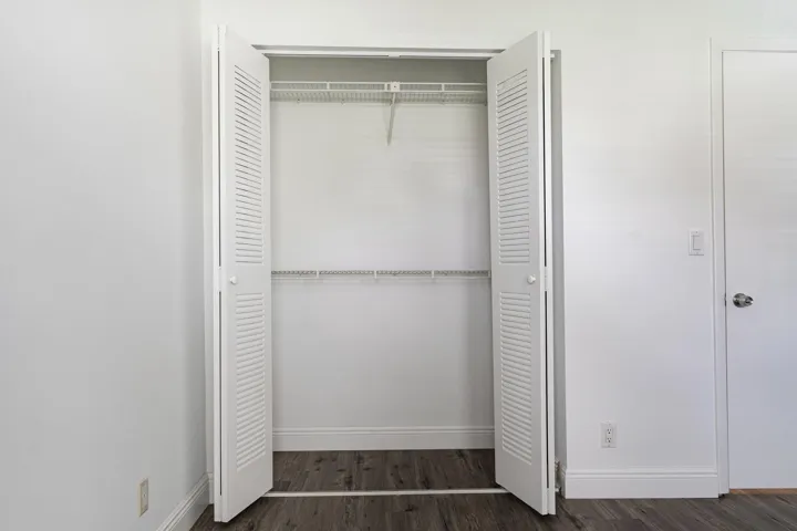 1000052243