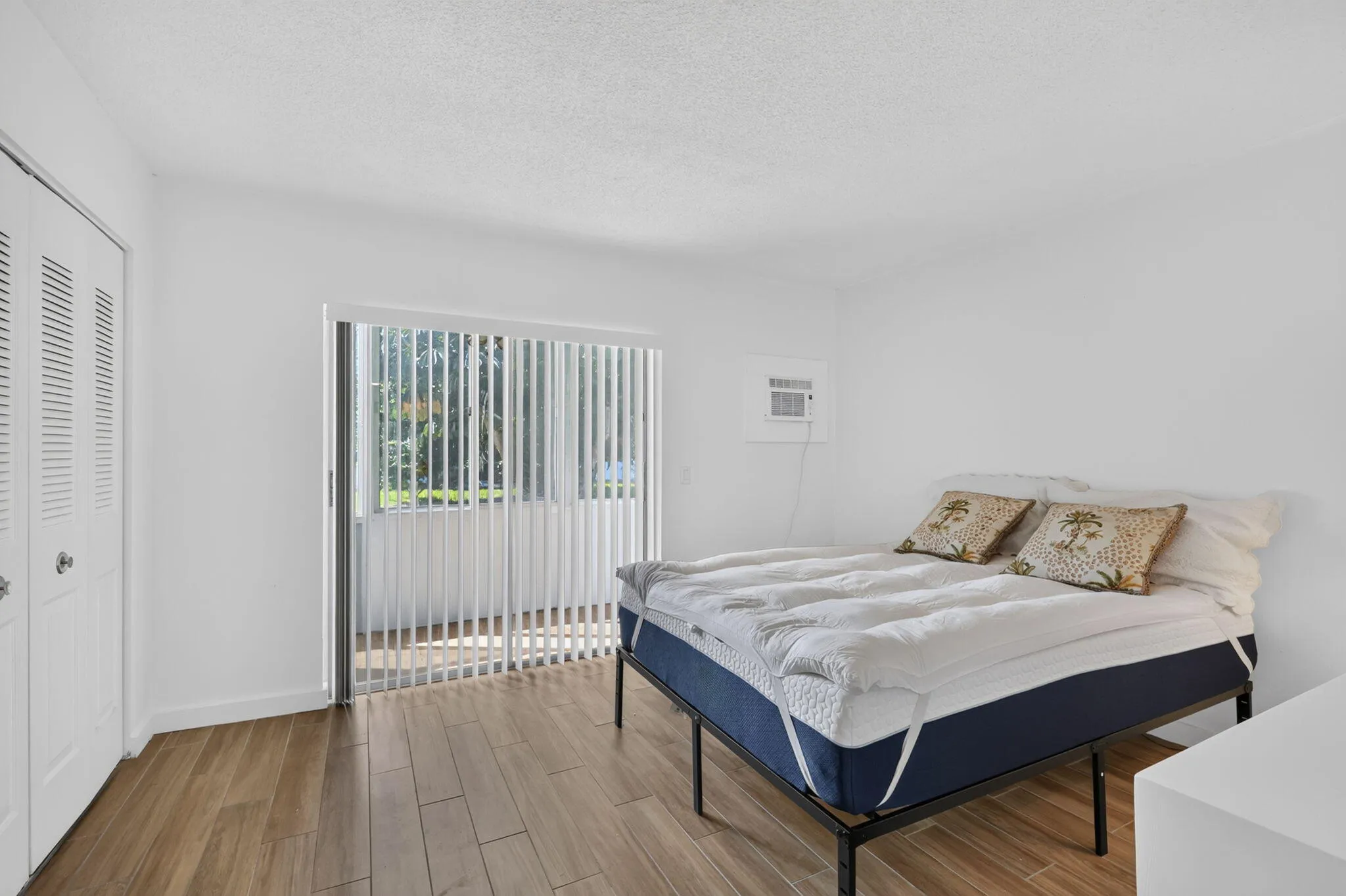 CERAMIC FLOORING WHITE