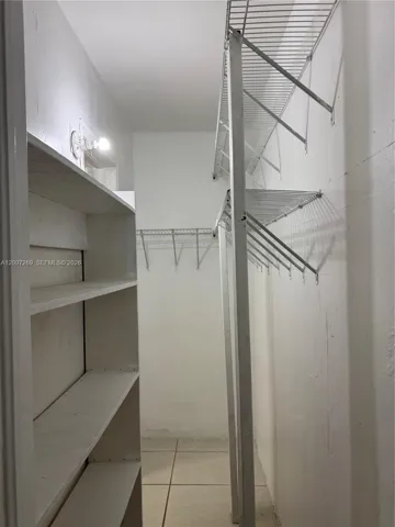 BD 2 walk-in closet