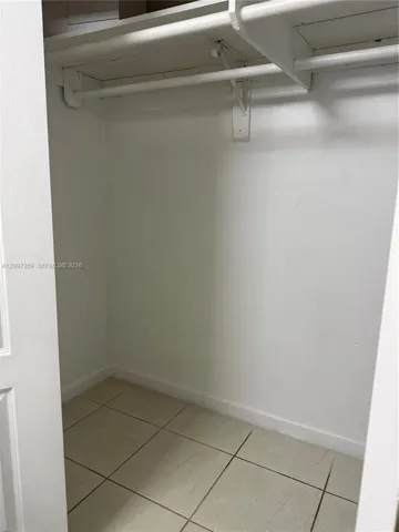 BD 2 walk-in closet